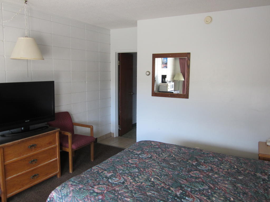 Camelot Court Motel Prince George Room photo